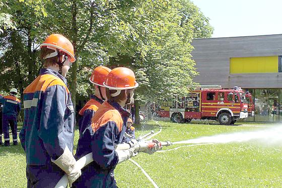 Wasser Marsch! Die Jugendarbeit der Freiwilligen Feuerwehr Langenpreising ist besonders intensiv. 	         Foto: sy