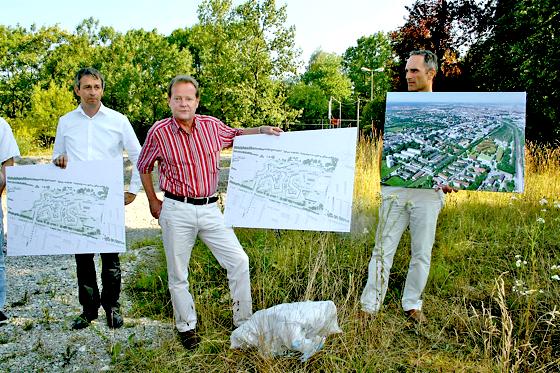 Ralf Schneider, Martin Kocher und Stefan Ondracek der beteiligten Immobilienfirmen (von links) präsentierten vor Ort die Pläne für das Baugebiet.	Foto: js