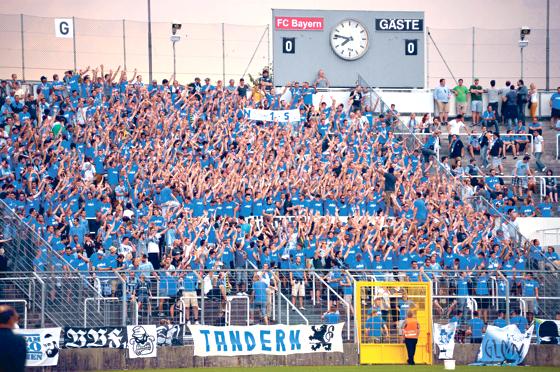Endlich wieder dahoam: Die Sechzger Fans freuen sich über die Rückkehr ins  Stadion an der Grünwalder Straße und zeigen dabei gerne Flagge.	Foto: Schunk