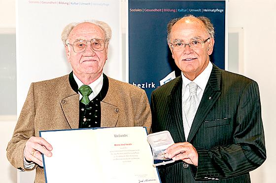 Josef Steidle (links) erhielt die Ehrung von Bezirkstagspräsident Josef Mederer.	Foto: Privat