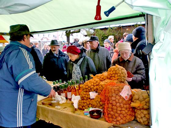 Die französischen Nussbauern aus Saint Marcellin verkaufen am Grafinger Marktplatz ihr Walnüsse aus eigener Produktion.	Foto: Stadt Grafing