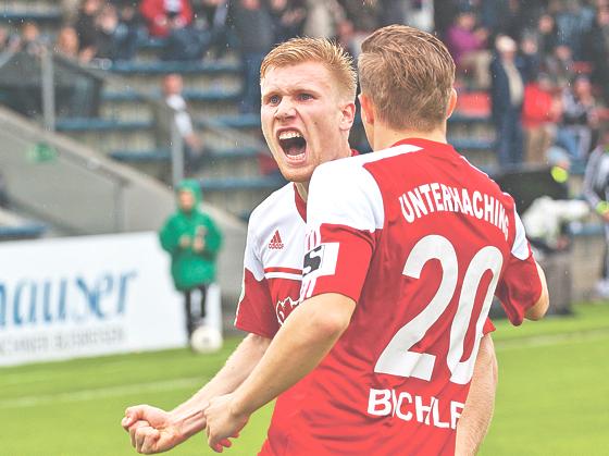 Andreas Voglsammer (l.) erzielte bei Wehen Wiesbaden das 1:0 und ebnete seiner Mannschaft damit den Weg zum Sieg.	Foto: Stefan Kukral