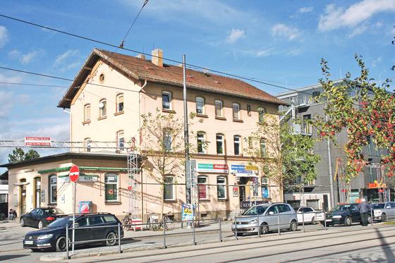 Das Bahnhofsgebäude an der S-Bahn-Station Moosach wurde kürzlich verkauft und soll nun saniert werden.	Foto: ws