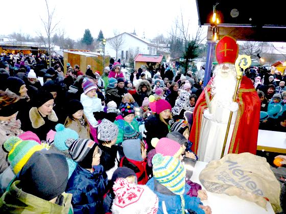 Wie jedes Jahr kommt auch der Nikolaus wieder zum Plieninger Weihnachtsmarkt.	Foto: Gemeinde