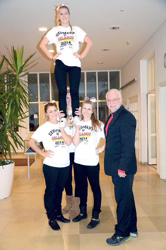 Lisa, Julia, Lilly (v. l.) mit Franzi »on top« und Bürgermeister Helmut Dworzak.	Foto: Gemeinde Haar
