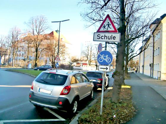 Gegen die Aufhebung der Radwegbenutzungspflicht an der Denninger Straße mit der Grundschule Gebelestraße (l.) sprach sich der BA aus.	Foto: hgb