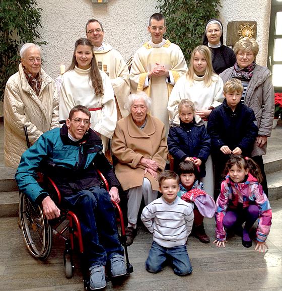 Auguste Ehard zusammen mit den beiden Geistlichen, ihren Verwandten und einigen jüngeren Gottesdienstbesuchern. 	Foto: privat