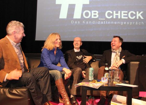 Die vier Münchner OB-Kandidaten gut gelaunt auf einem Sofa: Dieter Reiter (SPD), Sabine Nallinger (Grüne), Michael Mattar (FDP) und Josef Schmid (CSU). 	Foto: KJR
