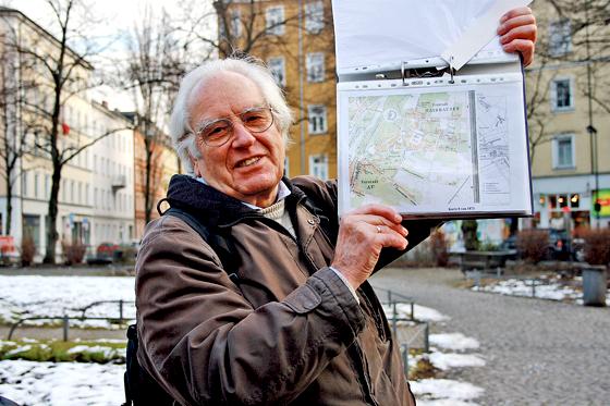 Der Haidhausener Stadtteilexperte Johann Baier zeigt am Weißenburger Platz eine alte Karte des Franzosenviertels.	Foto: js