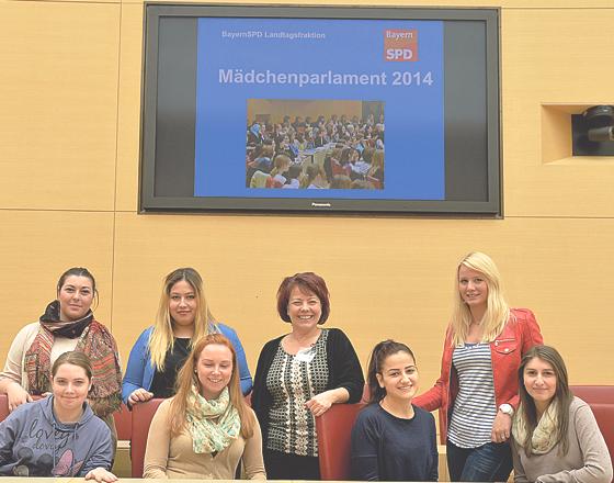 Diana Stachowitz mit Schülerinnen der Berufsfachschule für Kinderpflege im Landtag. 	Foto: VA