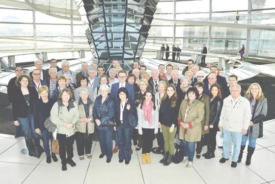 Die gesamte Gruppe aus München mit Dr. Wolfgang Stefinger (Mitte) im Deutschen Bundestag in der Hauptstadt	Foto: privat