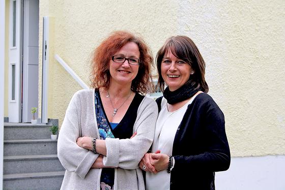 Hanka Thiemeier (l.) und Bettina Wagner bei der Einweihungsfeier der Einrichtung in der Naumburger Straße. 	Foto: js