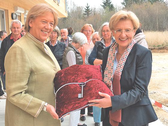 Landrätin Johanna Rumschöttel (l.) überreicht Regierungsvizepräsidentin  Mari Els den symbolischen Schlüssel für die Unterkunft.	Foto: Landratsamt M.