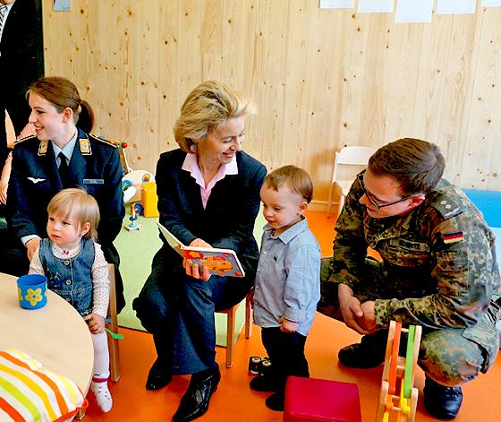 Zeit für Krippenkinder nahm sich Ministerin Dr.  Ursula von der Leyen bei der Eröffnung der Krippe Campusküken. Foto: A. Boschert	