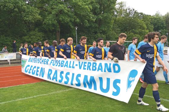 Beim Einzug setzten die Mannschaften mit den Bannern des Bayerischen Fußball-Verbandes ein Zeichen gegen Gewalt und Rassismus.	Foto: Helmut Ritzer