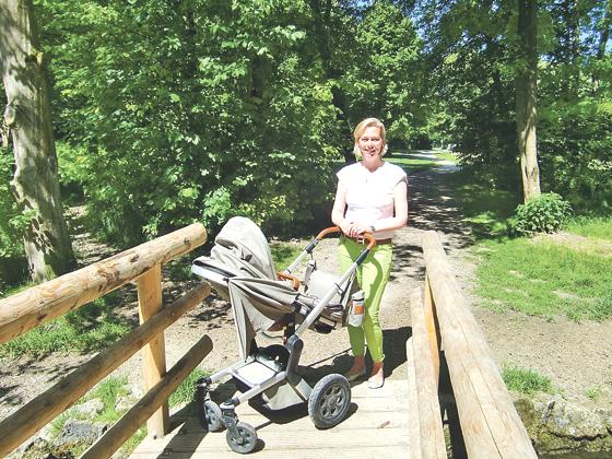 Ines Fritz, Mutter eines sieben Monate alten Buben, reagierte auf einen  Beschluss des BA: Sie sammelte Unterschriften für einen Spielplatz im Grüntal, der unweit der Brunnbach-Brücke eingerichtet werden soll.	Foto: hgb