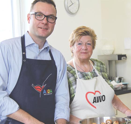 Kaufland-Center-Hausleiter Alexander Wager und Lissi Schulz beim Kochen für Senioren.