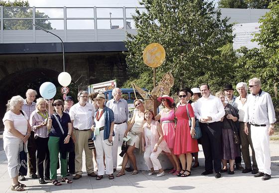 Alle Beteiligten feierten fröhlich die Enthüllung des neuen Kunstprojektes am Hans-Mielich-Platz. 	Foto: VA