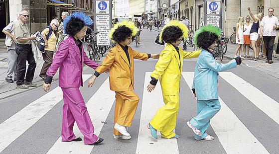Wie die berühmten Vorgänger, die Beatles, fühlen sich die bunten Clowns, die im Lilalu-Programm einen Zebrastreifen entern.  	Foto: VA