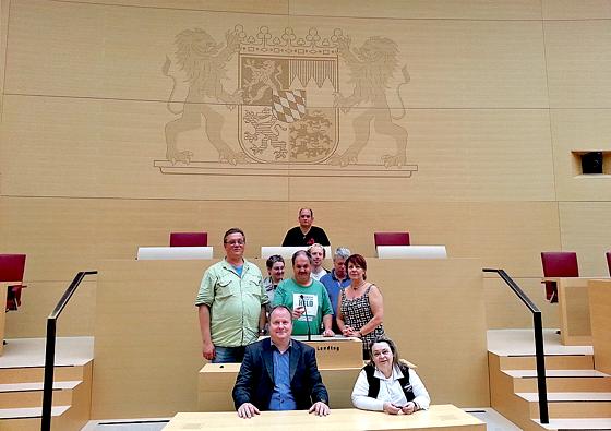 MdL Diana Stachowitz mit der Besuchergruppe der Offenen Behindertenarbeit München. 	Foto: Stachowitz