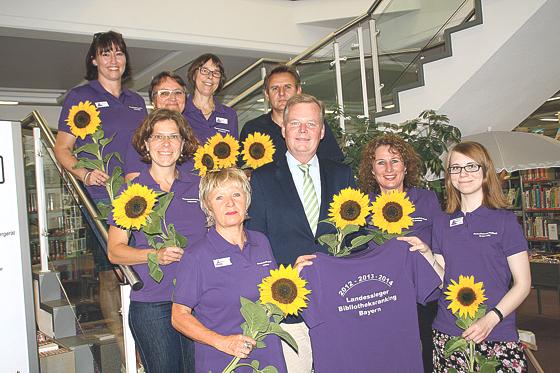 Bürgermeister Jan Neusiedl (Mitte) freute sich dem Team der Bibliothek zum dreifachen Sieg zu gratulieren.	Foto: hol