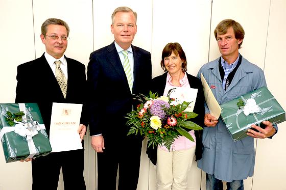 Gratulation zum 25. Dienstjubiläum: Christian Salvermoser (v. l.), Bürgermeister Jan Neusiedl, Birgit Nuffer und Georg Wiedenbauer.	Foto: Gemeinde Grünwald
