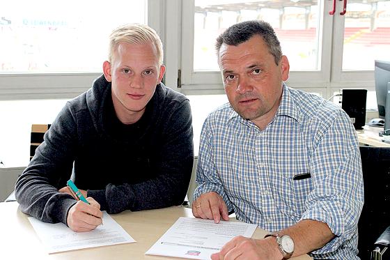 Der 24-Jährige Offensivallrounder Sascha Bigalke bei der Vertragsunterzeichnung mit dem Präsidenten der Spielvereinigung Manfred Schwabl.	Foto: SpVgg