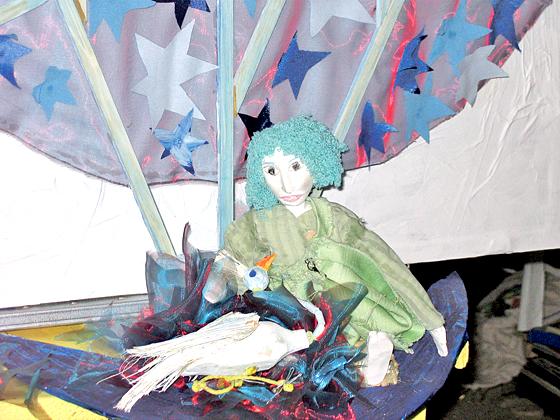 Sprechende Puppen! »Der weiße Kranich«  ein japanisches Märchen im September. 	Foto: Münchner Galerie Theater