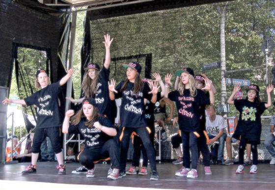 Die Haidhauser Tanzgruppe »The Puzzles« präsentiert beim Isarinselfest mehrere Hip-Hop-Shows. Bei einer Bastelaktion im Gasteig zeigen die Mädchen im Alter von 6 bis 13, dass sie auch mit den Händen geschickt sind.	Foto: Christine Striese