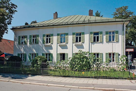 Geschichtsträchtiger Ort in Freimann: Die Mohr-Villa, einstmals Wirts-und Herrschaftshaus, Arbeiterunterkunft und Direktionssitz der Reichsbahn.	Foto: Archiv
