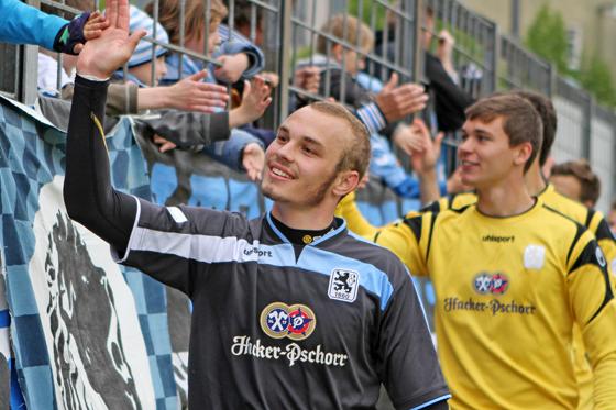 Für Fans: Original-Trikots der Regionalliga-Löwen. Foto: A. Wild