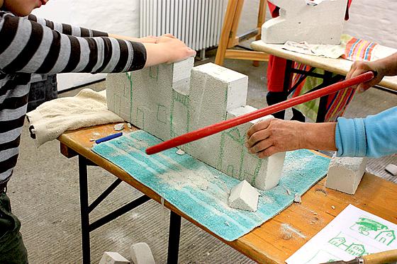 Bei den Workshops im Schafhof dürfen die Kinder eigene Skulpturen anfertigen.	Foto: VA