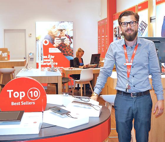 Vodafone-Filialleiter Florian Gessenauer freut sich sehr über den gelungenen Umbau im pep.
