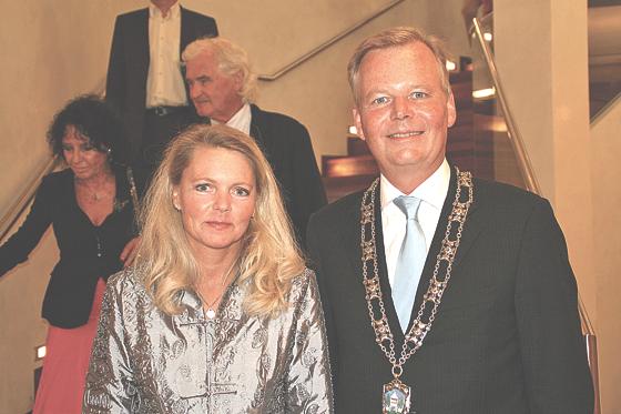 Bürgermeister Jan Neusiedl begrüßte die neue Rektorin des Gymnasiums Birgit Korda.	Fotos: hol