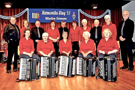 Der Harmonika Ring 53 spielt gerne Evergreens, Oldies und Musical-Potpurris.	Foto: VA