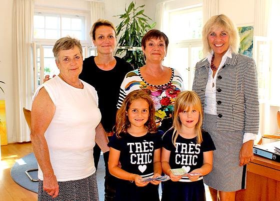 Hanni Heindl, Alice Martin, Christine Rötzer und  Bürgermeisterin Gabriele Müller, vorne von links: Kim und Ella. 	Foto: Gemeinde Haar