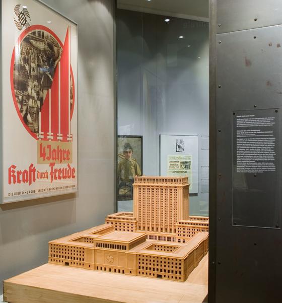 Das Modell des für München geplanten Hotels »Kraft durch Freude« wird in der Ausstellung »Nationalsozialismus in München« gezeigt.	Foto: Stadtmuseum
