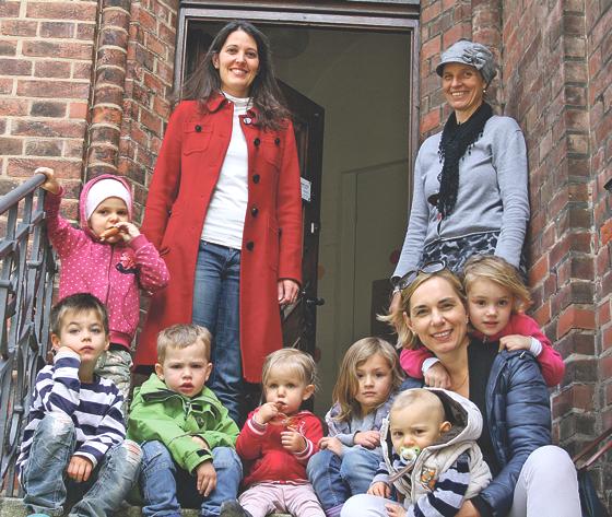 Eva Hüller (Vorstand, hinten links) und Ines Greiner (Leitung) haben mit weiteren Eltern den Kindergartenbetrieb gerettet. 	Foto: js