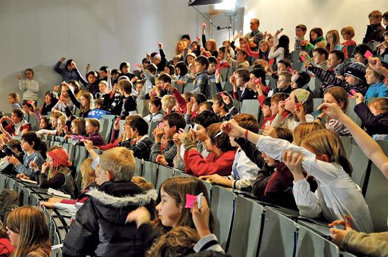 Rege Beteiligung an der Hochschule München. Die KinderUni München begeistert seit zehn Jahren wissbegierige Kinder aus München. 	Foto: KinderUni