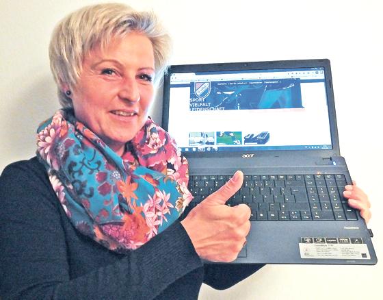 SV Lohhof-Pressewartin Petra Halbig präsentiert stolz den neuen Webauftritt des Vereins.	Foto: Verein