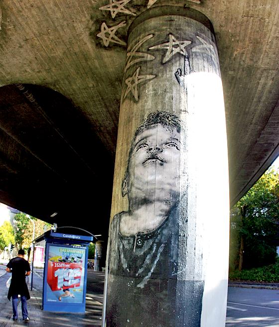 Betrachtenswert: Die neue Graffiti-Kunst am Candidplatz stößt auf positive Resonanz.	Foto: HH