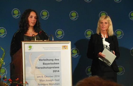 Verleihung des bayerischen Tierschutzvereins. Sabine Gallenberger (links) wird von Ministerin Ulrike Scharf (rechts) geehrt.	Foto: Verein
