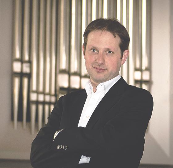 Organist Peter Kofler spielt am 4. Dezember das Michaelskonzert im Advent.	Foto: Walter Glueck
