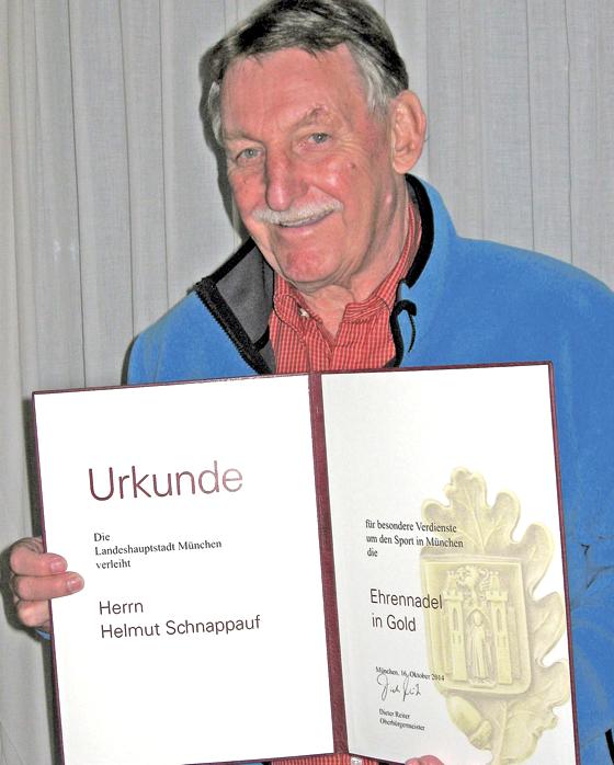 Helmut Schnappauf erhielt die Eherennadel in Gold für seine langjährigen Tätigkeiten.	Foto: Ingrid Gail