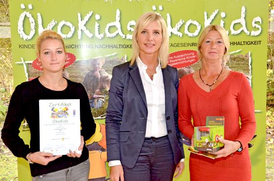 Helena (links) und Gabi Iovine (lrechts) nehmen die Auszeichnung der bayerischen Staatsministerin Ulrike Scharf entgegen. 	Foto: privat