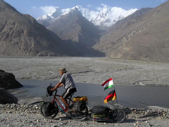 Uwe Ellger und Isabel Ritz fuhren mit dem Rad durch 21 Länder  hier durch  Tadschikistan, entlang des Panj, dem Grenzfluss zu Afghanistan.	Foto: privat