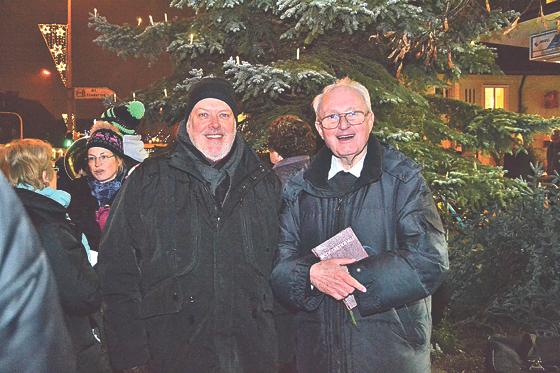 Peter Schubert und Pfarrer Herbert Kellermann vor dem Weihnachtsbaum.	Fotos: ar