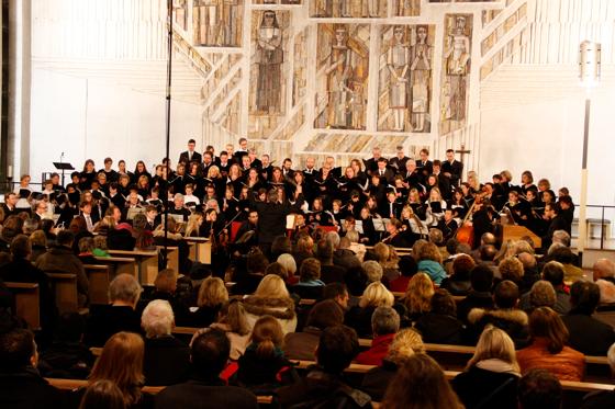 Adventliches und weihnachtliches aus Deutschland, England, Norwegen und Amerika singt der Kammerchor »Collegium Vocale«.	Foto: VA