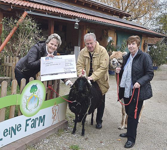 Auf »Monis kleiner Farm« wurde die Spende übergeben, inmitten von Tieren. 	Foto: VA