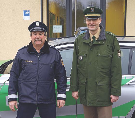 Polizeihauptmeister Wolfgang Haslbeck in der neuen Uniform und Polizeidirektor Michael Dibrowski in bewährter Kleidung. 	Foto: hw